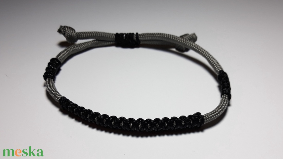Szürke-fekete paracord karkötő 2. - ékszer - karkötő - fonott karkötő - Meska.hu Szürke-fekete paracord karkötő 2. - ékszer - karkötő - fonott karkötő - Meska.hu