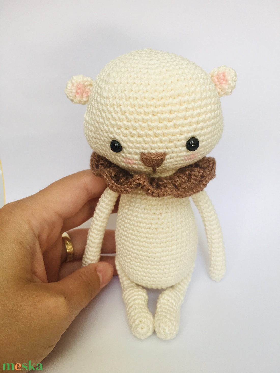 Horgolt fehér maci gallérral - Kedves mackó játék - Amigurumi maci figura - játék & sport - plüssállat & játékfigura - maci - Meska.hu Horgolt fehér maci gallérral - Kedves mackó játék - Amigurumi maci figura - játék & sport - plüssállat & játékfigura - maci - Meska.hu