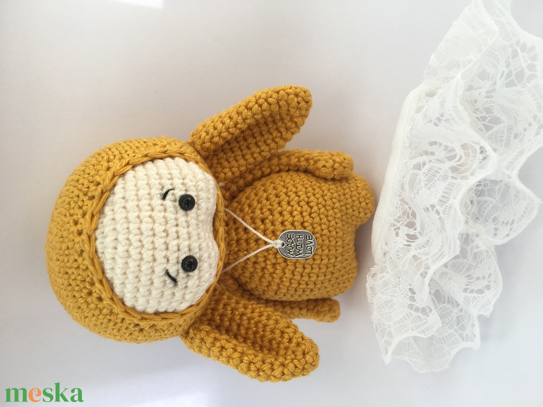 Horgolt amigurumi nyuszi csipke szoknyában sapkával és made with love nyaklánccal - játék & sport - plüssállat & játékfigura - nyuszi - Meska.hu