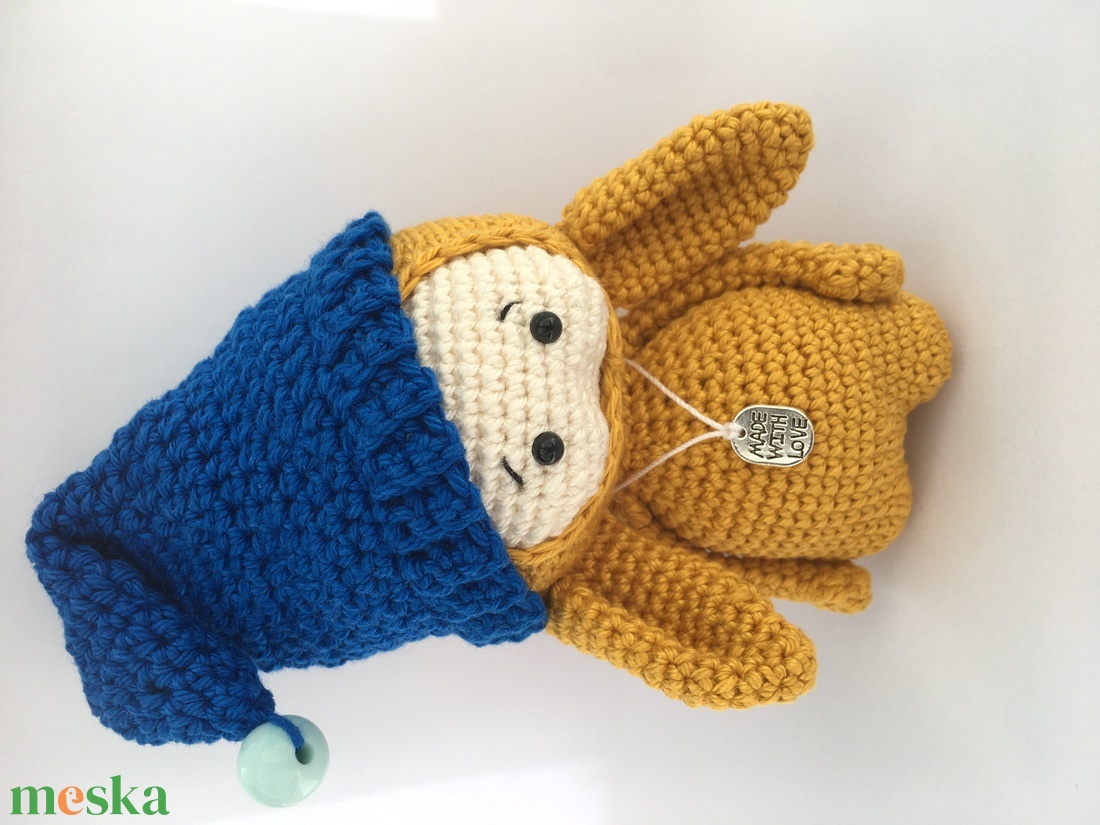 Horgolt amigurumi nyuszi csipke szoknyában sapkával és made with love nyaklánccal - játék & sport - plüssállat & játékfigura - nyuszi - Meska.hu