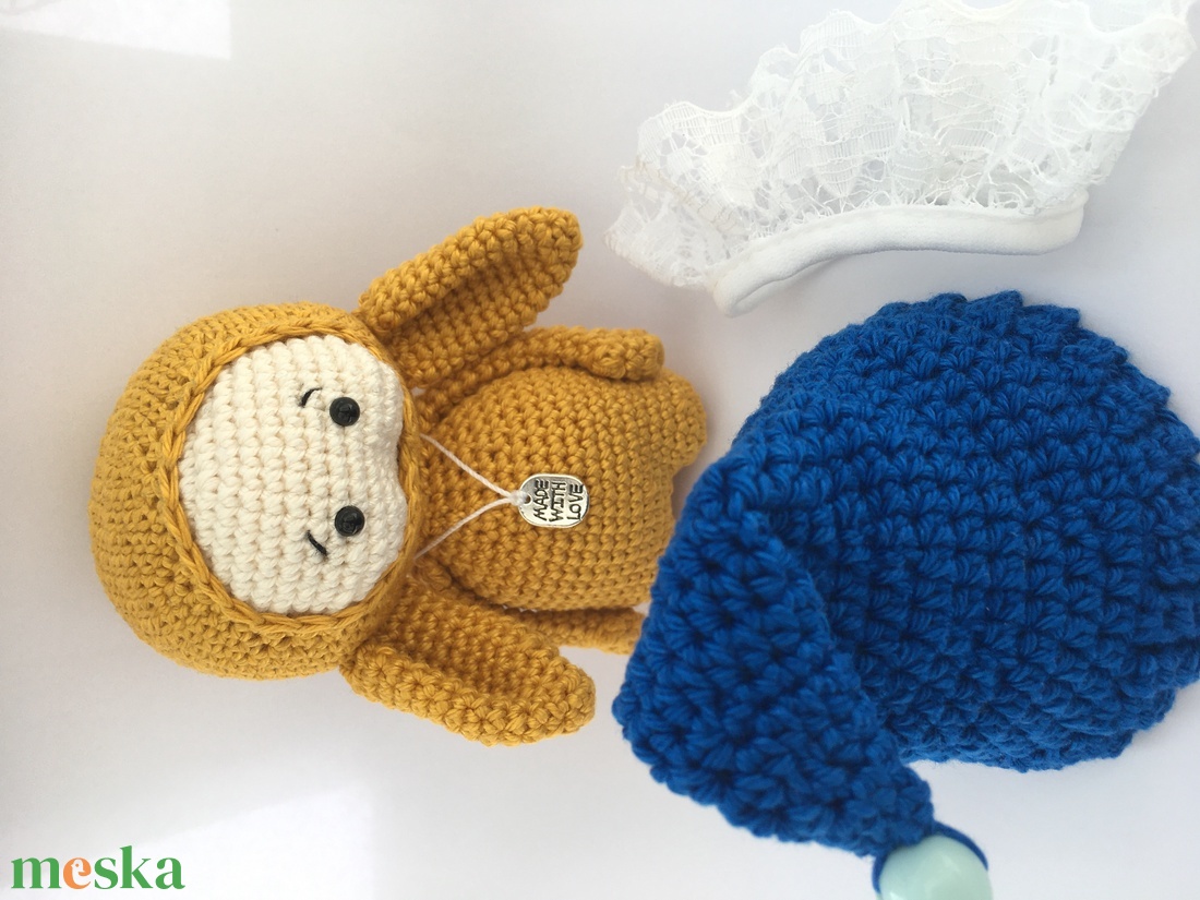 Horgolt amigurumi nyuszi csipke szoknyában sapkával és made with love nyaklánccal - játék & sport - plüssállat & játékfigura - nyuszi - Meska.hu