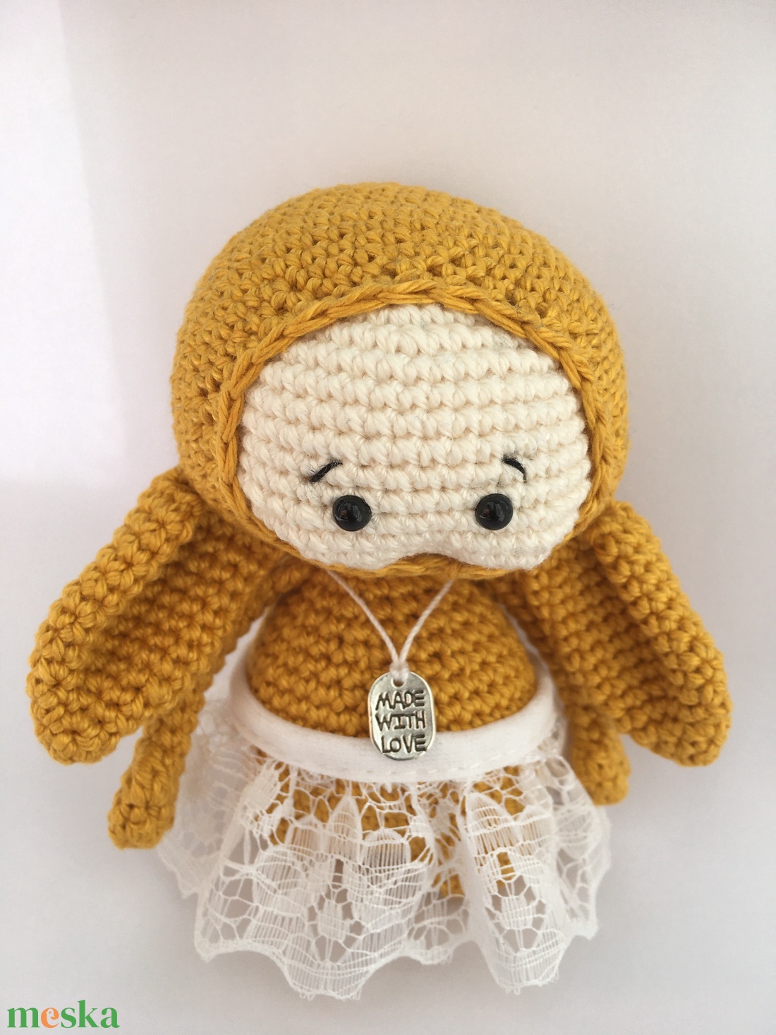 Horgolt amigurumi nyuszi csipke szoknyában sapkával és made with love nyaklánccal - játék & sport - plüssállat & játékfigura - nyuszi - Meska.hu