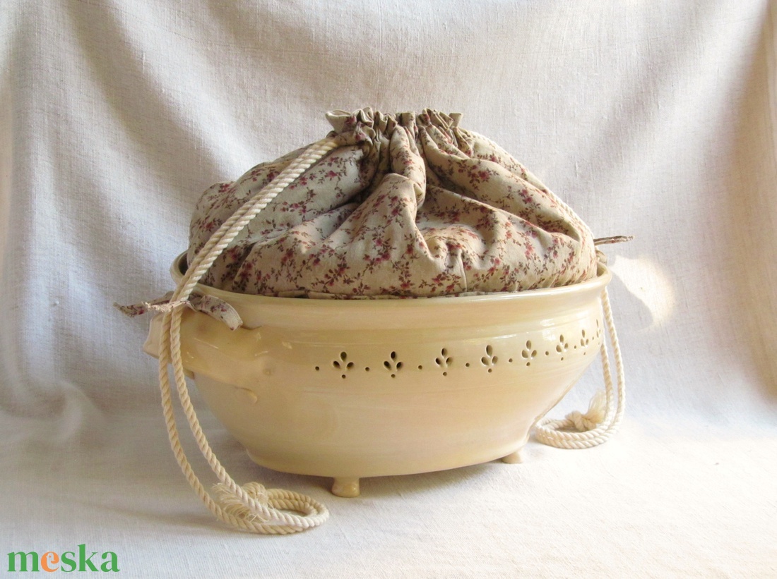 Fehér áttört kenyértartó, mintás kenyeres zsákkal. - otthon & életmód - konyhafelszerelés, tálalás - konyhai tárolás - kenyértartó - Meska.hu Fehér áttört kenyértartó, mintás kenyeres zsákkal. - otthon & életmód - konyhafelszerelés, tálalás - konyhai tárolás - kenyértartó - Meska.hu