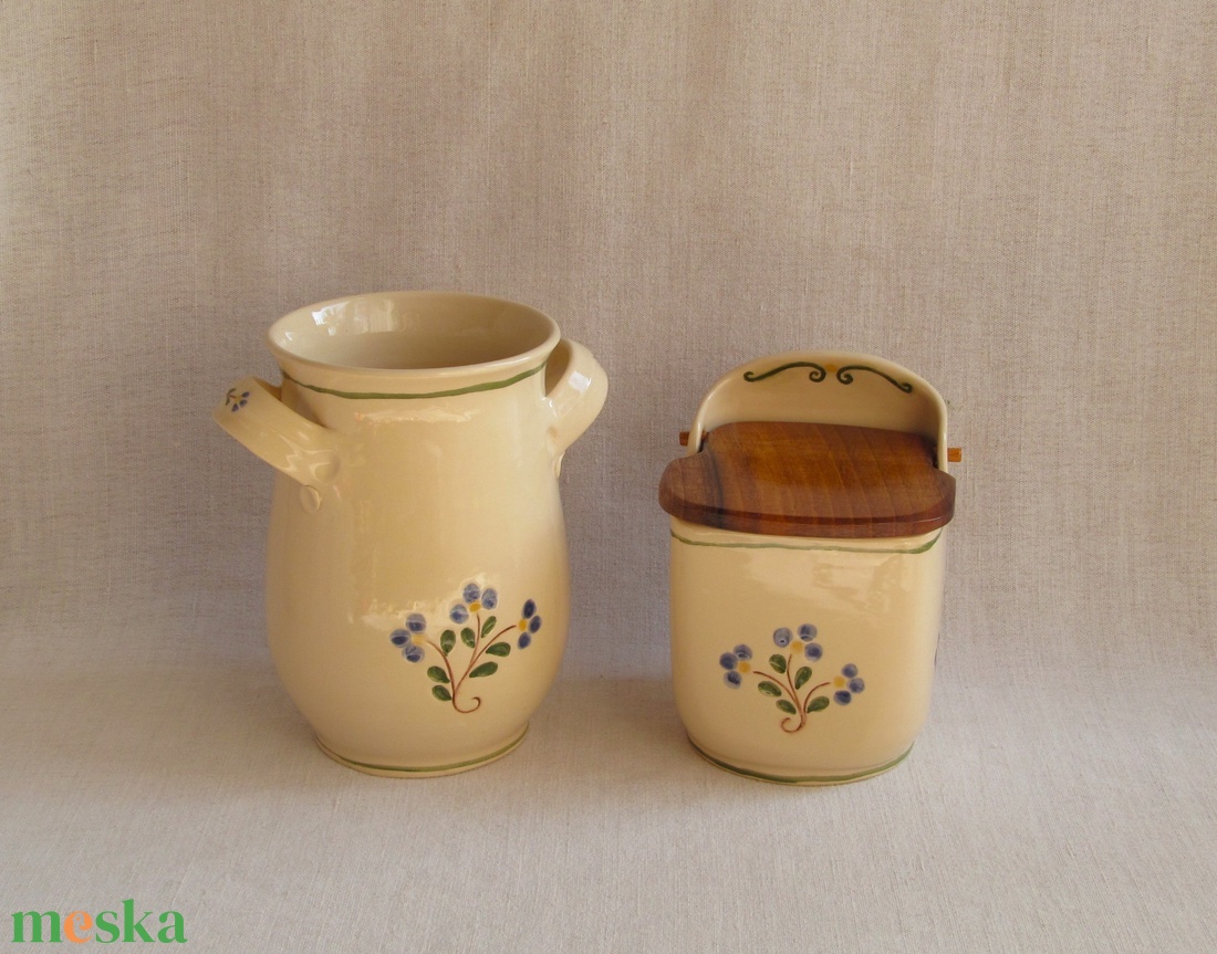 Kék virágos kerámia sótartó diófa fedéllel, és fakanáltartó - otthon & életmód - konyhafelszerelés, tálalás - konyhai tárolás - fűszertartó - Meska.hu