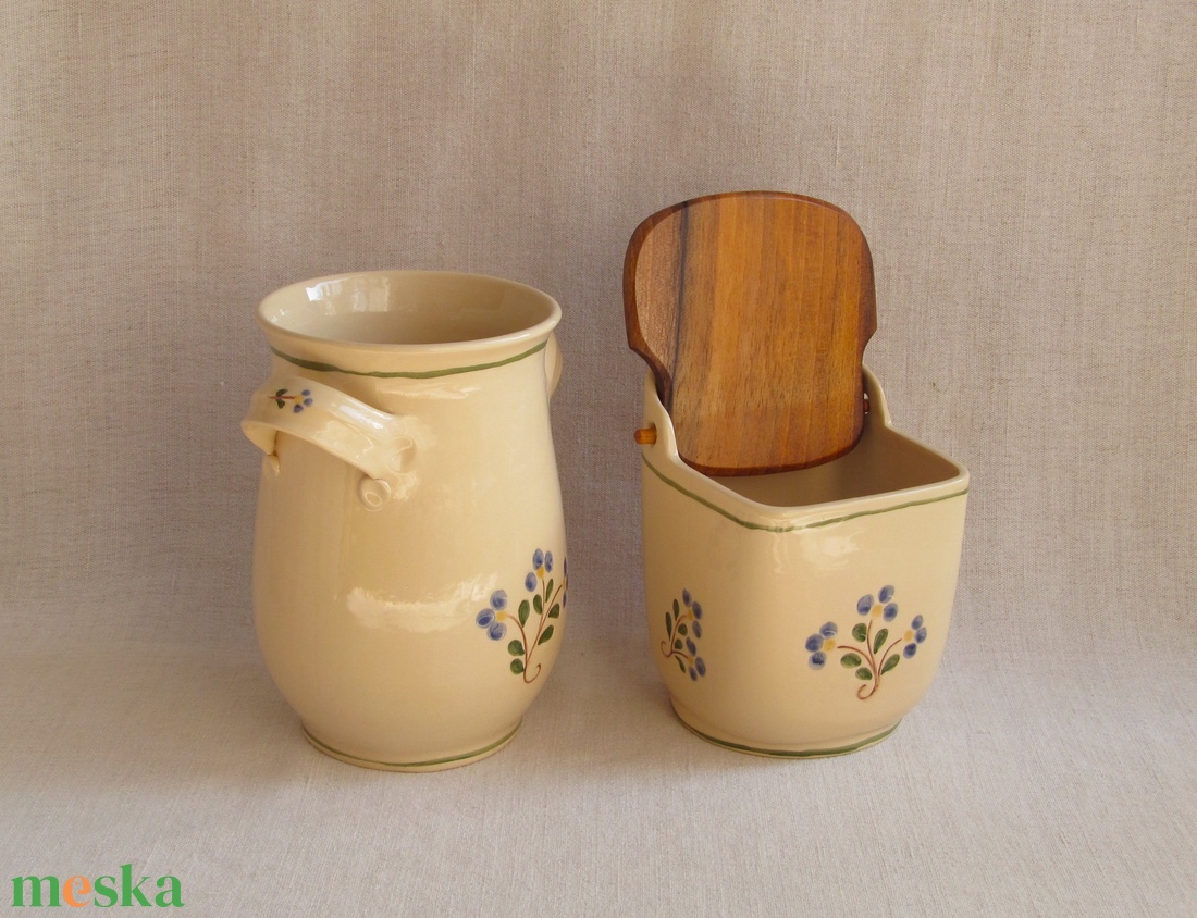 Kék virágos kerámia sótartó diófa fedéllel, és fakanáltartó - otthon & életmód - konyhafelszerelés, tálalás - konyhai tárolás - fűszertartó - Meska.hu