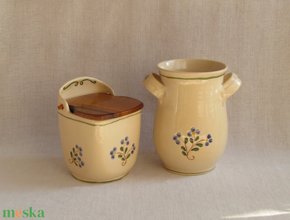 Kék virágos kerámia sótartó diófa fedéllel, és fakanáltartó - otthon & életmód - konyhafelszerelés, tálalás - konyhai tárolás - fűszertartó - Meska.hu
