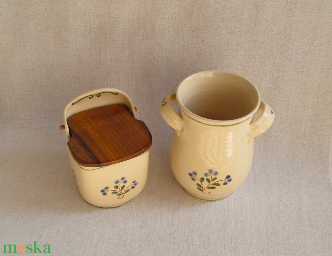 Kék virágos kerámia sótartó diófa fedéllel, és fakanáltartó - otthon & életmód - konyhafelszerelés, tálalás - konyhai tárolás - fűszertartó - Meska.hu