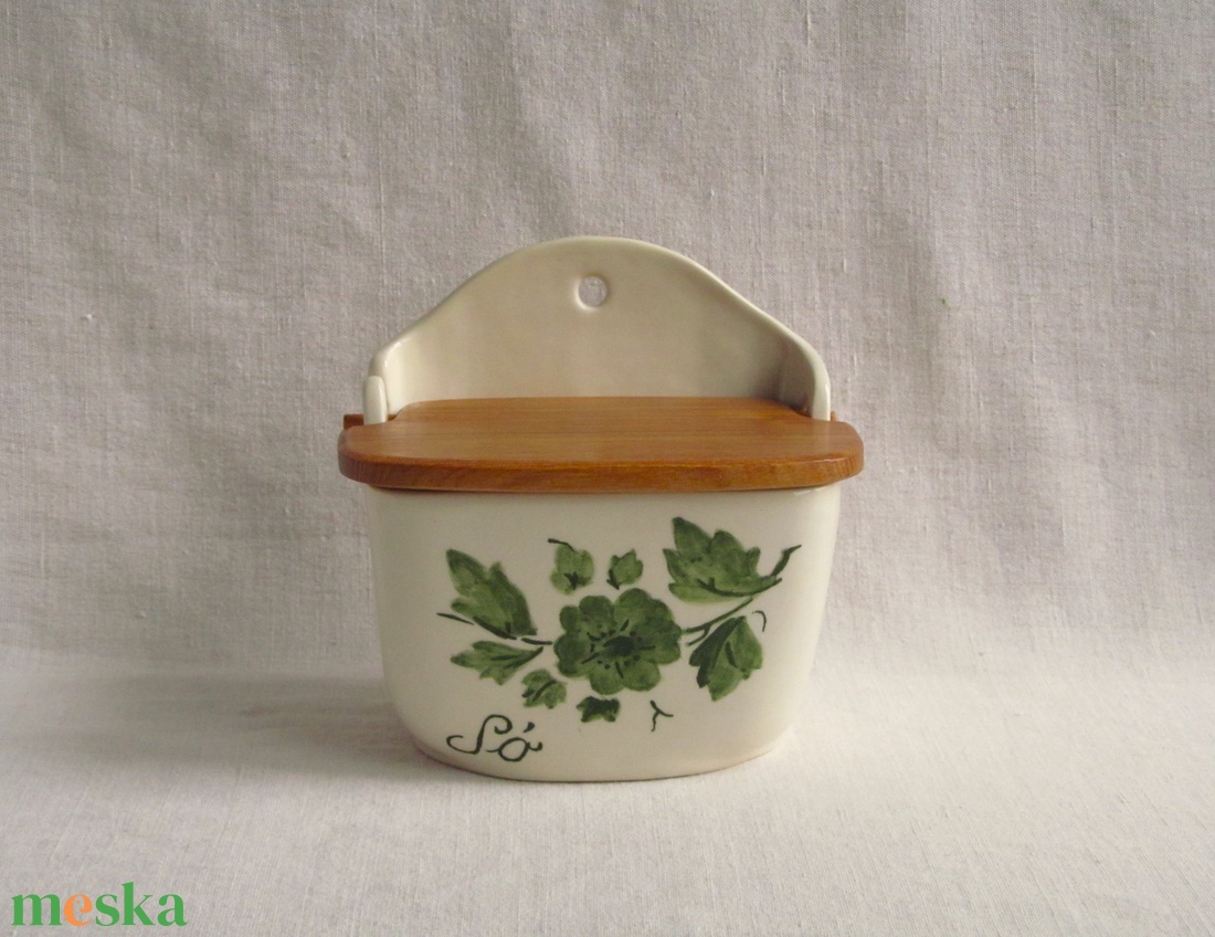 Kerámia sótartó, fa fedéllel, zöld virágos díszítéssel - otthon & életmód - konyhafelszerelés, tálalás - konyhai tárolás - fűszertartó - Meska.hu