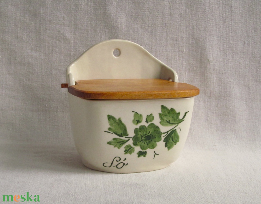 Kerámia sótartó, fa fedéllel, zöld virágos díszítéssel - otthon & életmód - konyhafelszerelés, tálalás - konyhai tárolás - fűszertartó - Meska.hu