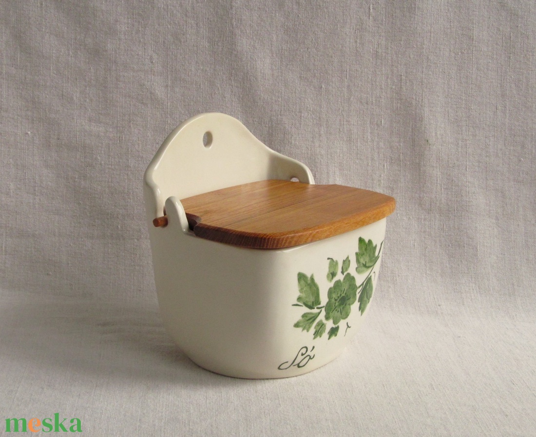 Kerámia sótartó, fa fedéllel, zöld virágos díszítéssel - otthon & életmód - konyhafelszerelés, tálalás - konyhai tárolás - fűszertartó - Meska.hu