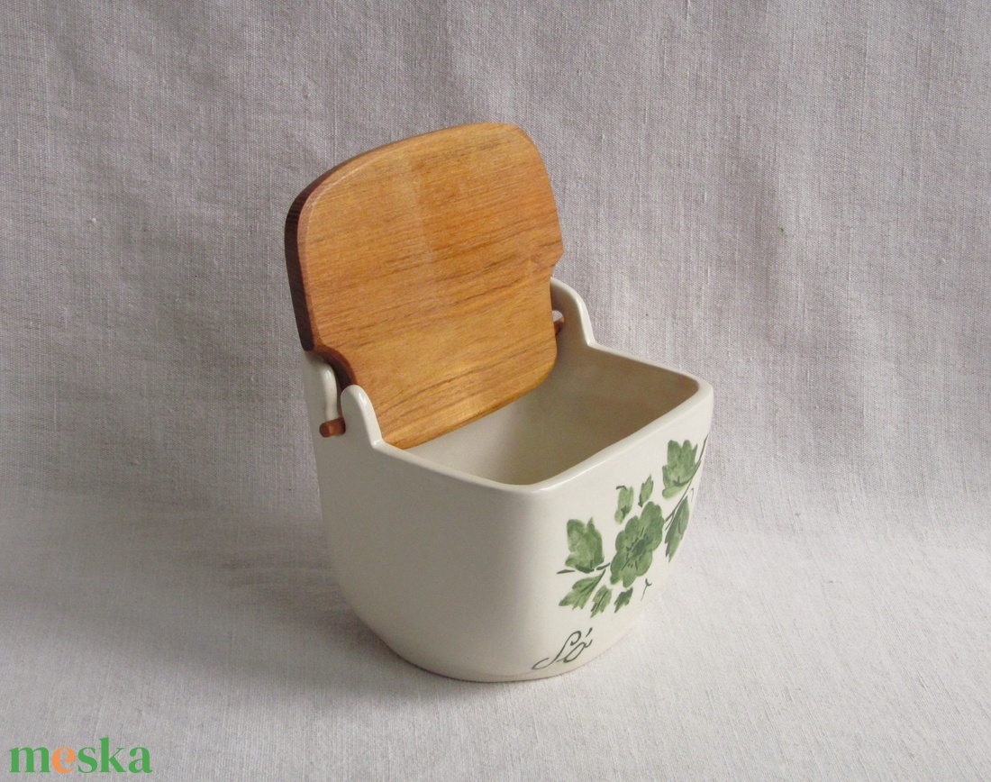 Kerámia sótartó, fa fedéllel, zöld virágos díszítéssel - otthon & életmód - konyhafelszerelés, tálalás - konyhai tárolás - fűszertartó - Meska.hu
