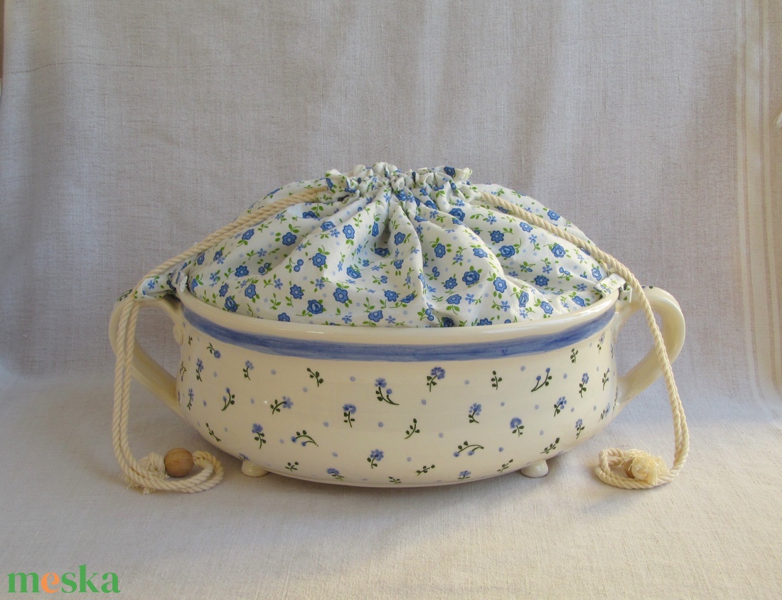 Kenyértartó mázas kerámia edény, világoskék festett virág mintás díszítéssel, hasonló színű textíl kenyérzsákkal - otthon & életmód - konyhafelszerelés, tálalás - konyhai tárolás - kenyértartó - Meska.hu