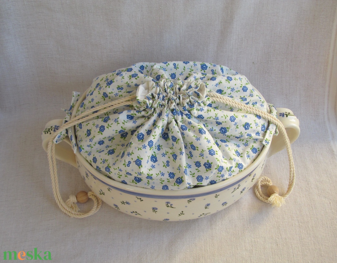 Kenyértartó mázas kerámia edény, világoskék festett virág mintás díszítéssel, hasonló színű textíl kenyérzsákkal - otthon & életmód - konyhafelszerelés, tálalás - konyhai tárolás - kenyértartó - Meska.hu