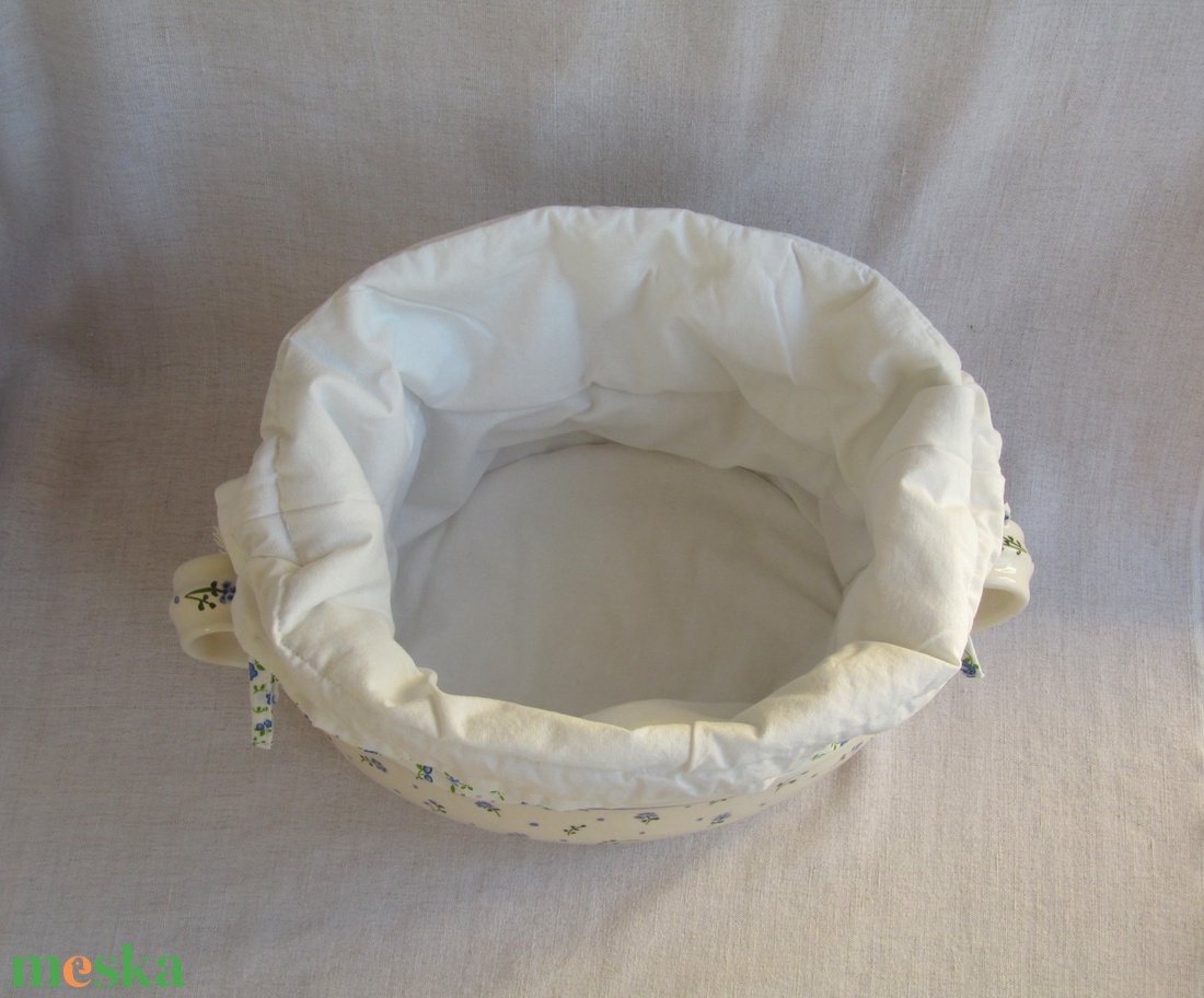 Kenyértartó mázas kerámia edény, világoskék festett virág mintás díszítéssel, hasonló színű textíl kenyérzsákkal - otthon & életmód - konyhafelszerelés, tálalás - konyhai tárolás - kenyértartó - Meska.hu