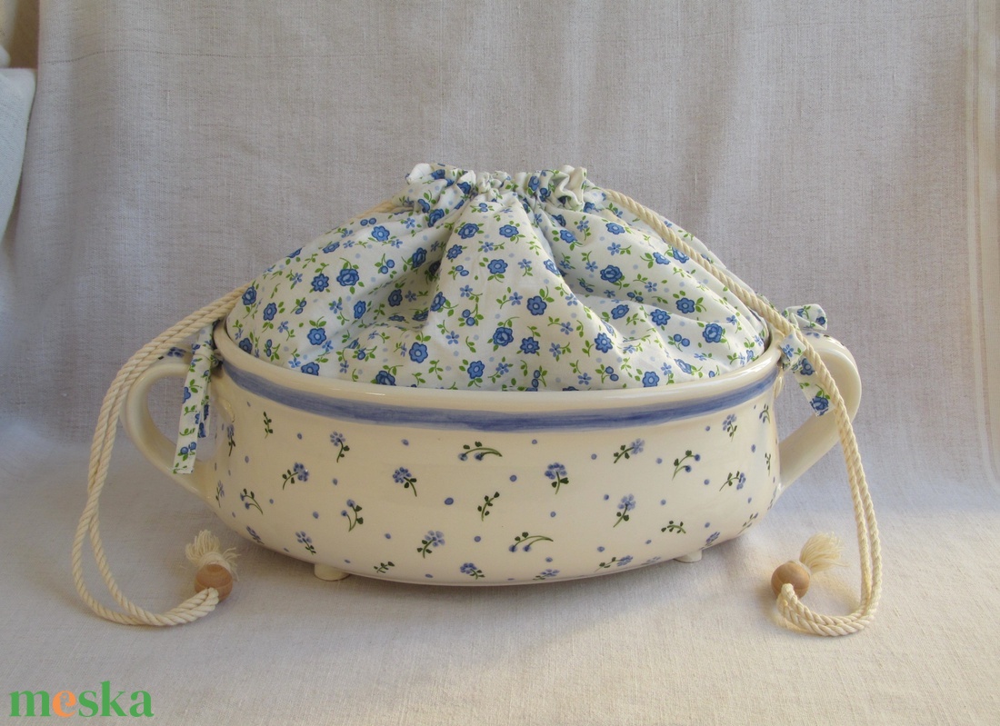 Kenyértartó mázas kerámia edény, világoskék festett virág mintás díszítéssel, hasonló színű textíl kenyérzsákkal - otthon & életmód - konyhafelszerelés, tálalás - konyhai tárolás - kenyértartó - Meska.hu