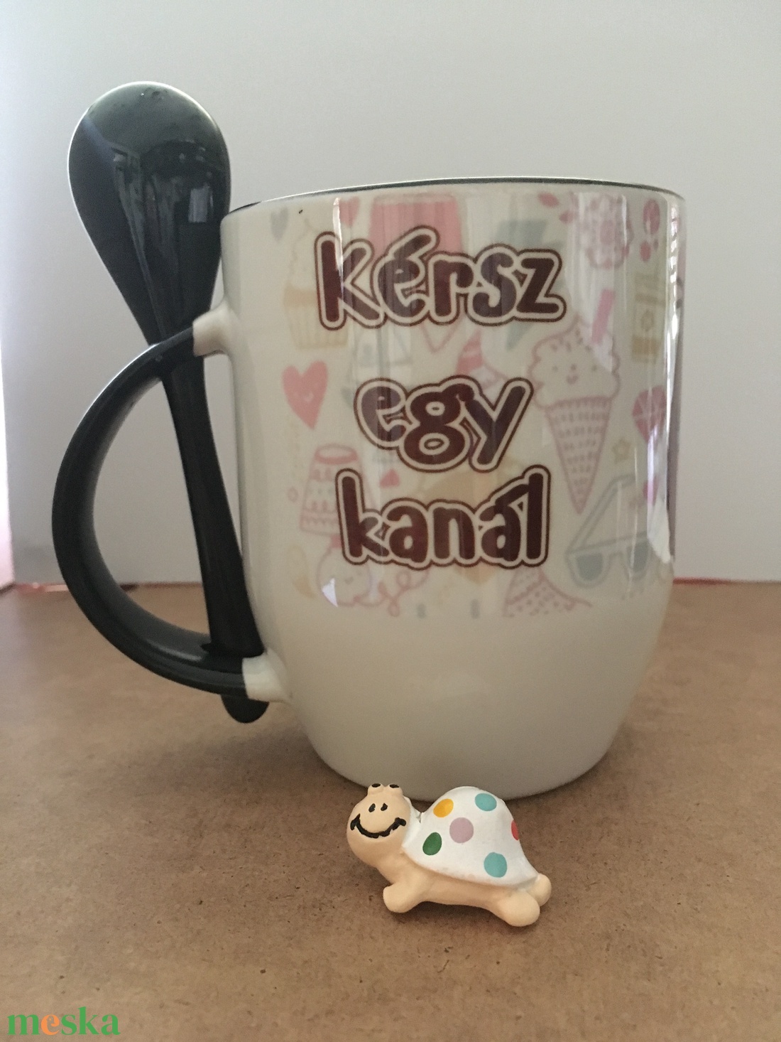 Színes belsejű kanalas bögre - otthon & életmód - konyhafelszerelés, tálalás - tálalás - bögre & csésze - Meska.hu