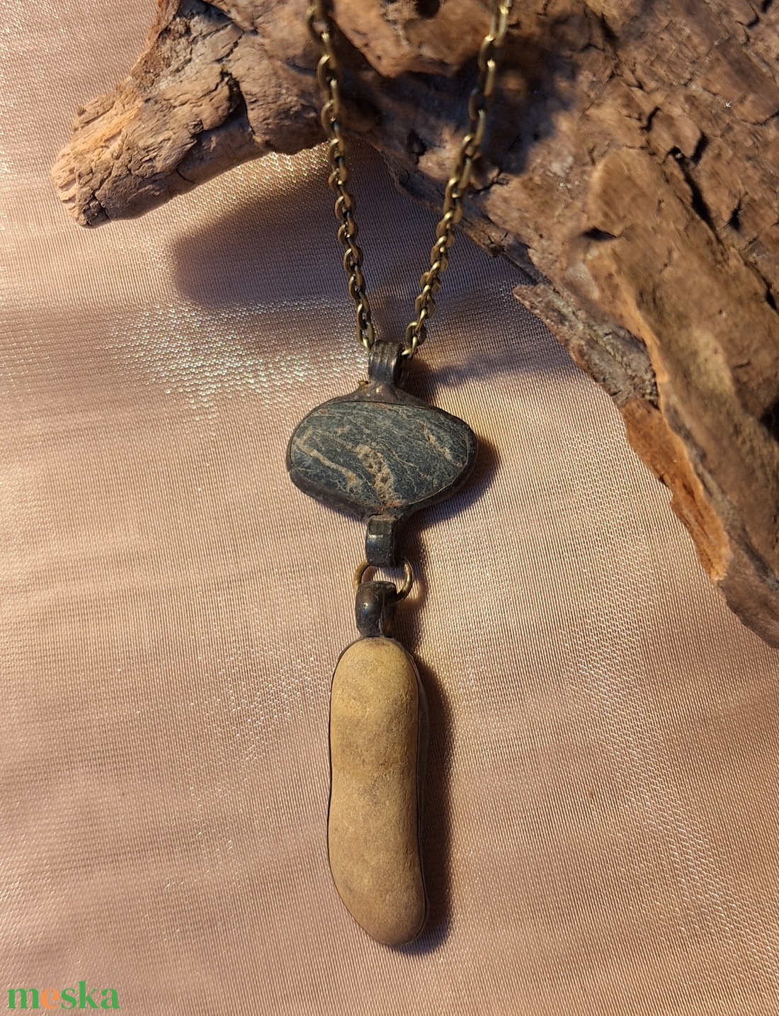 Antik hatású kő medál eltérő színű csüngővel - ékszer - nyaklánc - medálos nyaklánc - Meska.hu