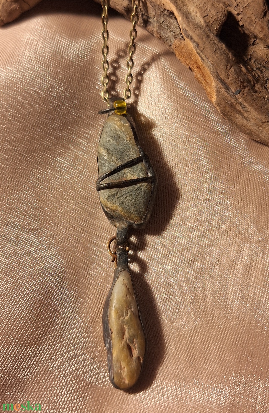 Antik hatású kő medál kék gyöngy díszítéssel - ékszer - nyaklánc - medálos nyaklánc - Meska.hu