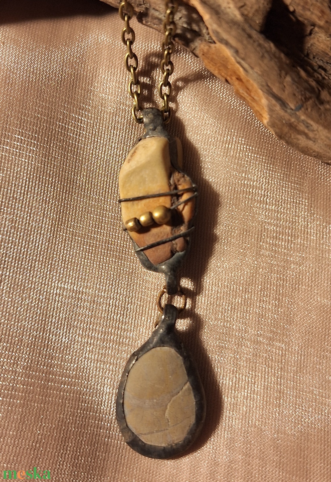 Antik hatású kő medál egyedi díszítéssel, bronz színű gyöngyökkel - ékszer - nyaklánc - medálos nyaklánc - Meska.hu