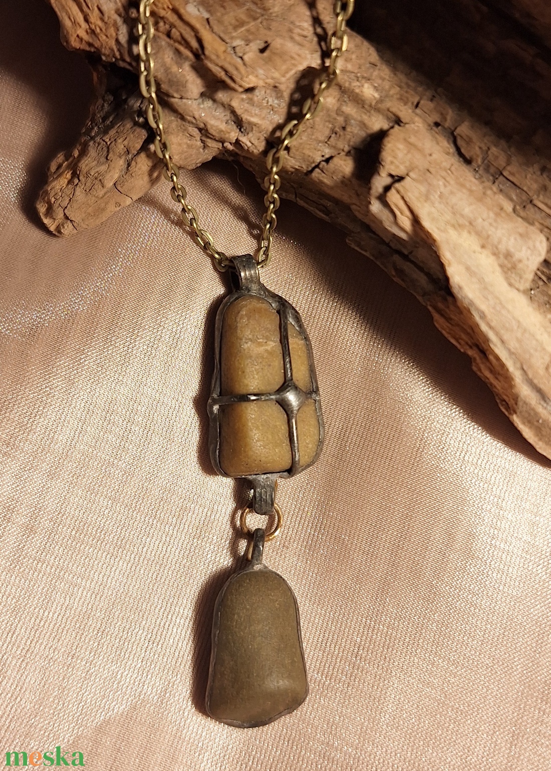 Antik hatású kő díszített medál csöngővel - ékszer - nyaklánc - medálos nyaklánc - Meska.hu