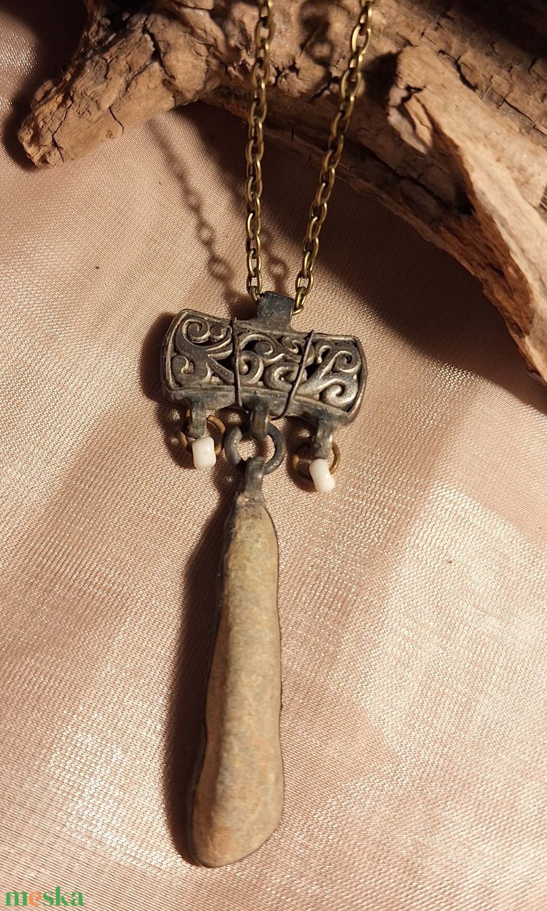 Antik hatású kő medál áttört  fém betéttel - ékszer - nyaklánc - medálos nyaklánc - Meska.hu