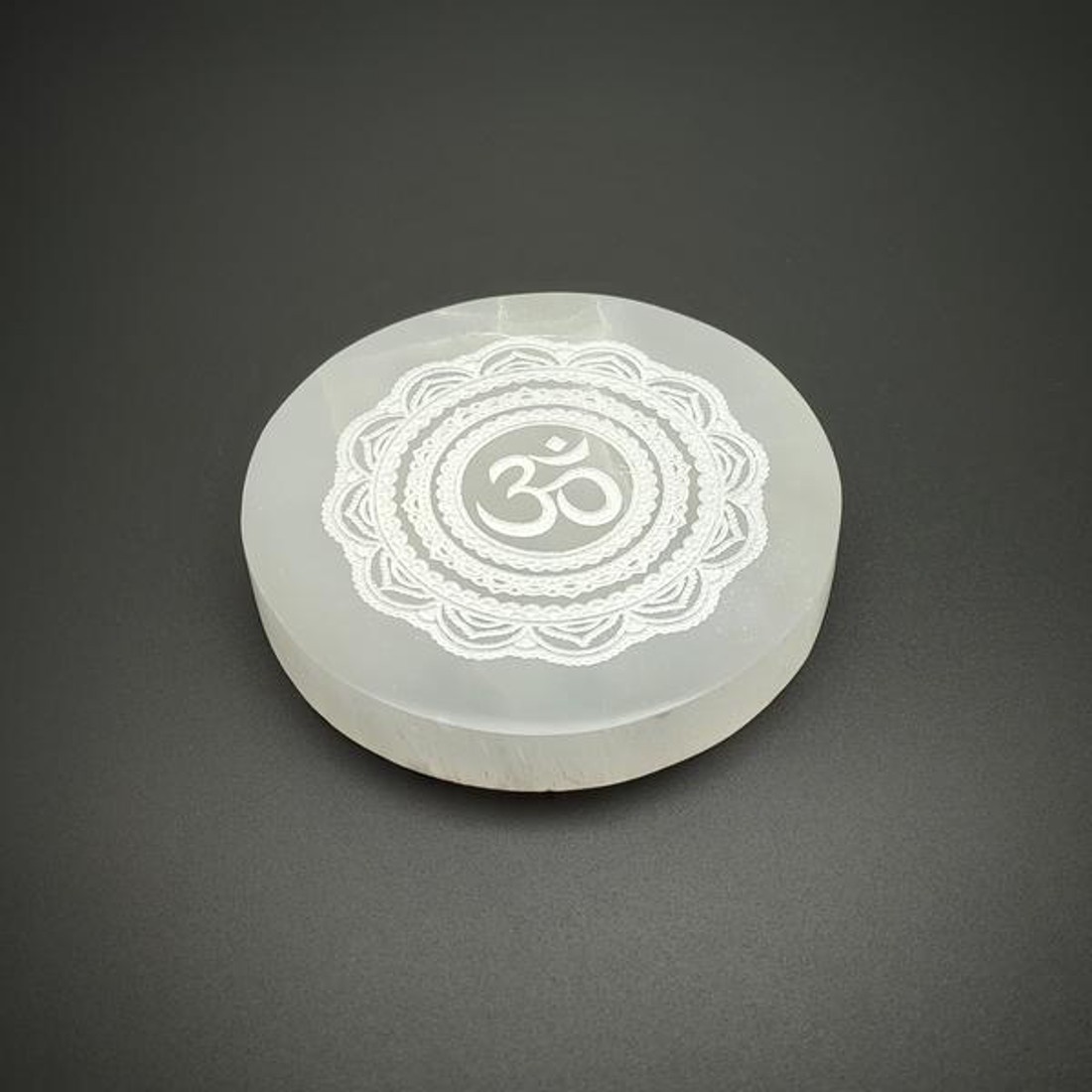 Szelenit korong om mandala csipkézett 8-9cm - kellékek & szerszámok - ásvány alapanyag - szelenit korong - Meska.hu