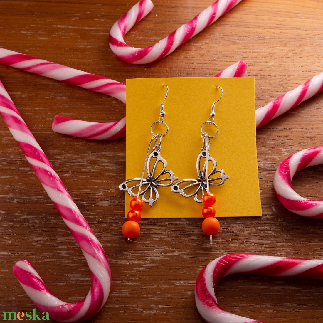 Bohókás Fülbevaló Mini Díszítésekkel - narancssárga gyöngyökkel, pillangó charmmal. - ékszer - fülbevaló - lógó fülbevaló - Meska.hu Bohókás Fülbevaló Mini Díszítésekkel - narancssárga gyöngyökkel, pillangó charmmal. - ékszer - fülbevaló - lógó fülbevaló - Meska.hu