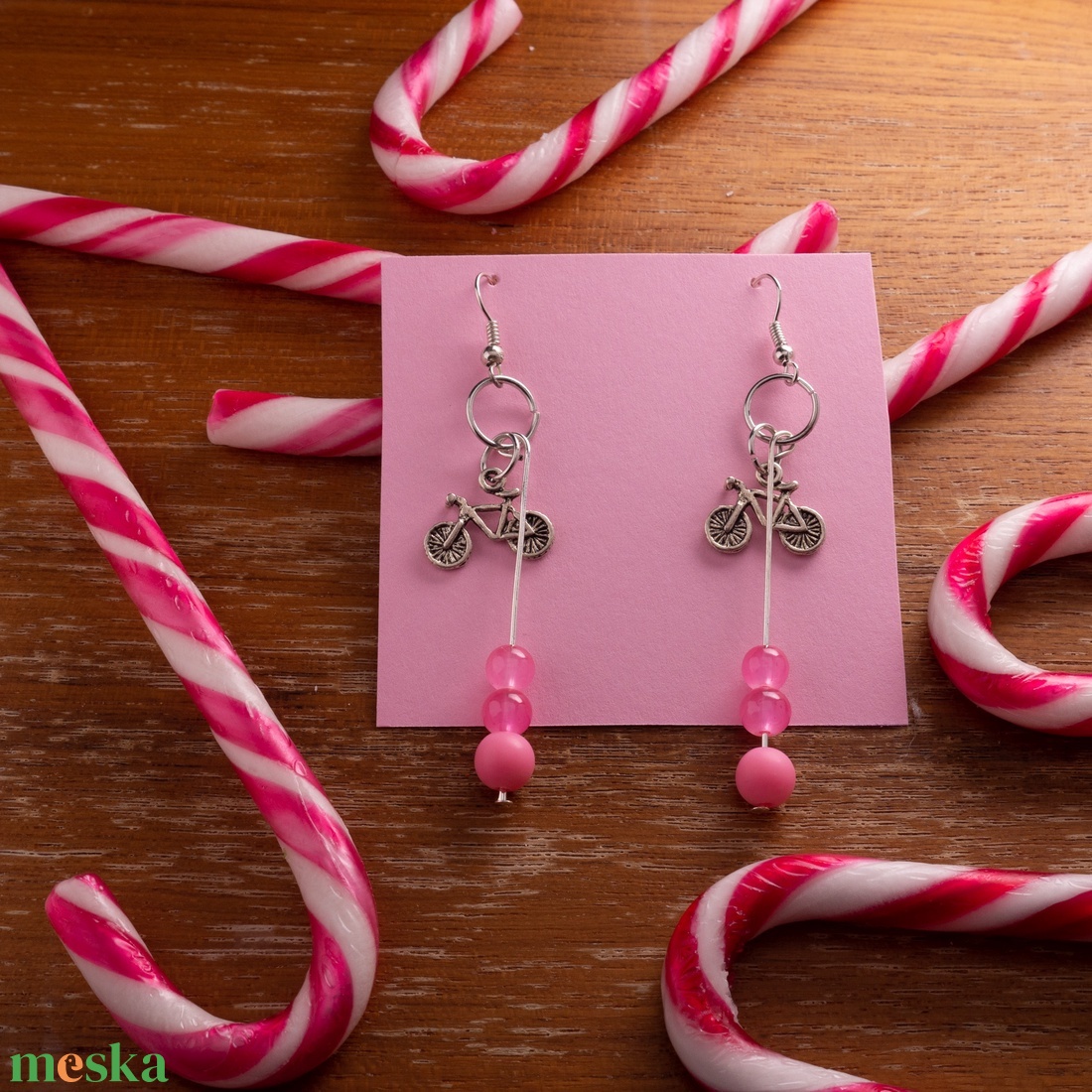 Bohókás Fülbevaló Mini Díszítésekkel - pink gyöngyökkel, bicikli charmmal. - ékszer - fülbevaló - lógó fülbevaló - Meska.hu Bohókás Fülbevaló Mini Díszítésekkel - pink gyöngyökkel, bicikli charmmal. - ékszer - fülbevaló - lógó fülbevaló - Meska.hu