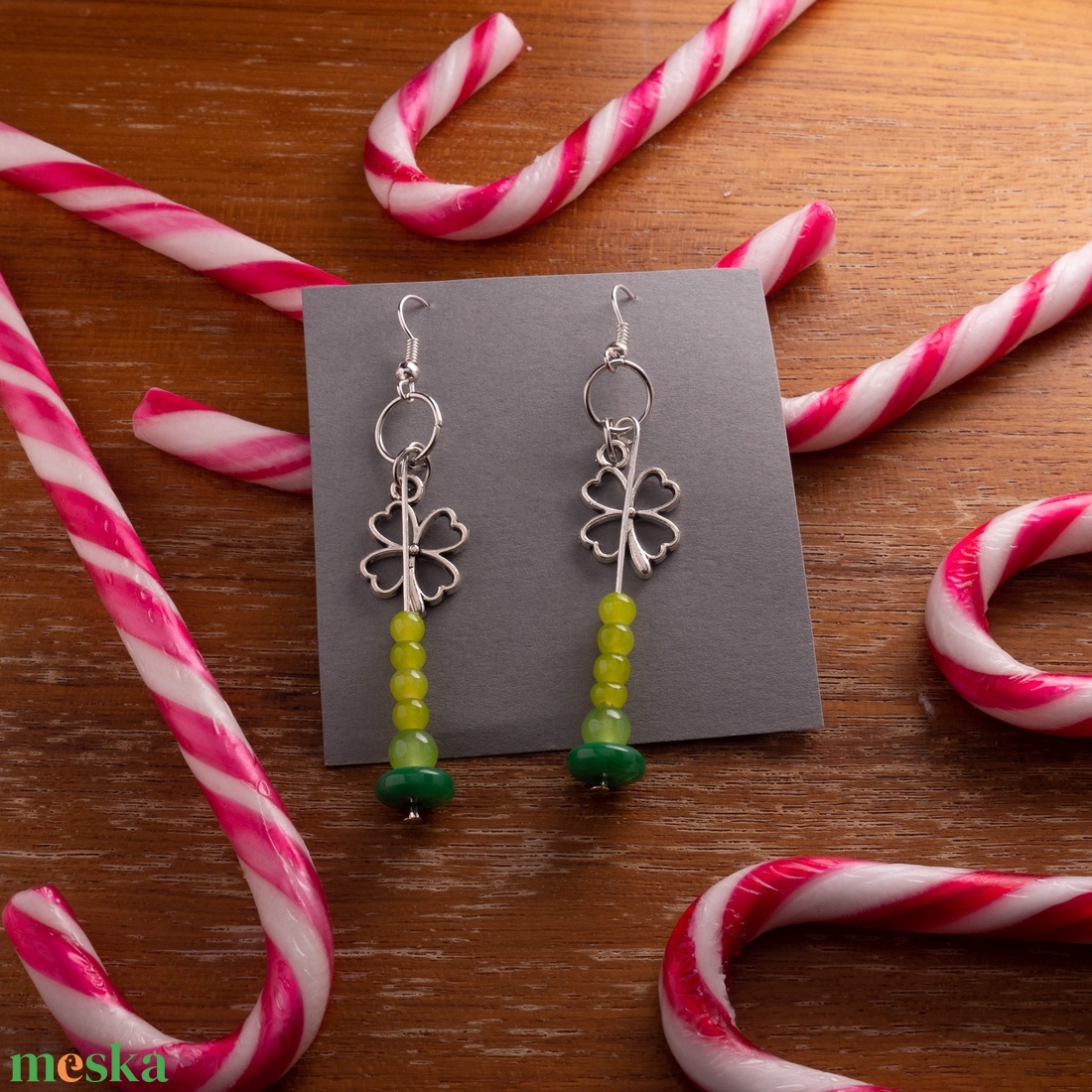 Bohókás Fülbevaló Mini Díszítésekkel - zöld gyöngyökkel, szerencsehozó lóhere charmmal. - ékszer - fülbevaló - lógó fülbevaló - Meska.hu