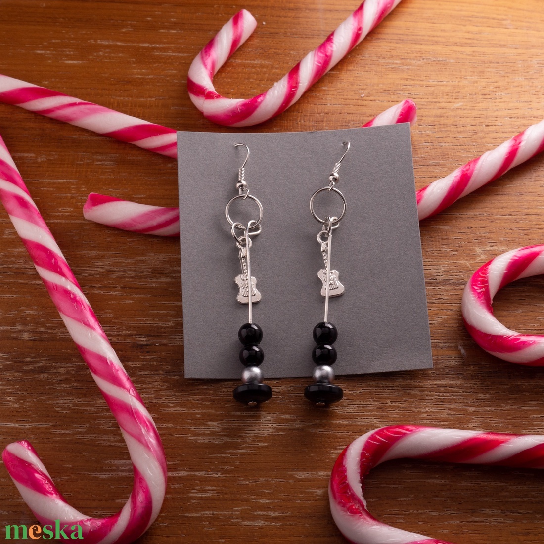 Bohókás Fülbevaló Mini Díszítésekkel - fekete gyöngyökkel, gitár charmmal. - ékszer - fülbevaló - lógó fülbevaló - Meska.hu