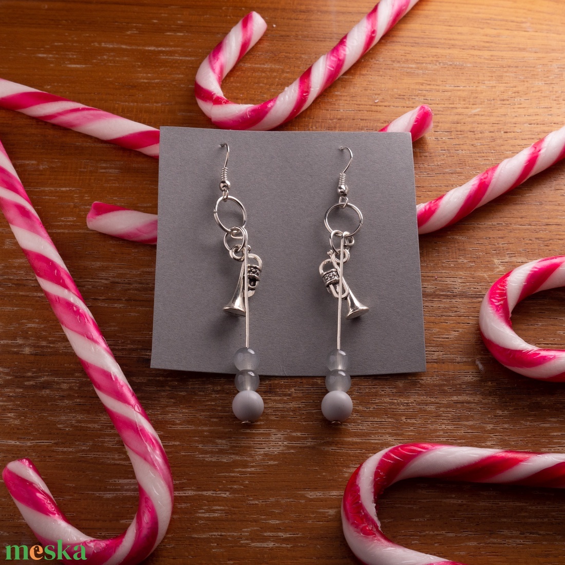 Bohókás Fülbevaló Mini Díszítésekkel - szürke gyöngyökkel, trombita charmmal. - ékszer - fülbevaló - lógó fülbevaló - Meska.hu Bohókás Fülbevaló Mini Díszítésekkel - szürke gyöngyökkel, trombita charmmal. - ékszer - fülbevaló - lógó fülbevaló - Meska.hu