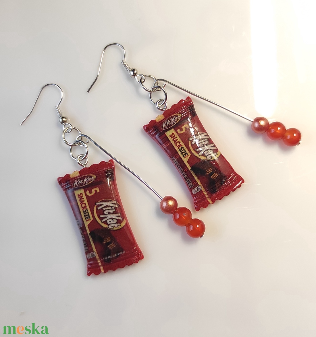 Bohókás Fülbevaló Mini Díszítésekkel - barnás gyöngyökkel, Kitkat csokis charmmal. - ékszer - fülbevaló - lógó fülbevaló - Meska.hu
