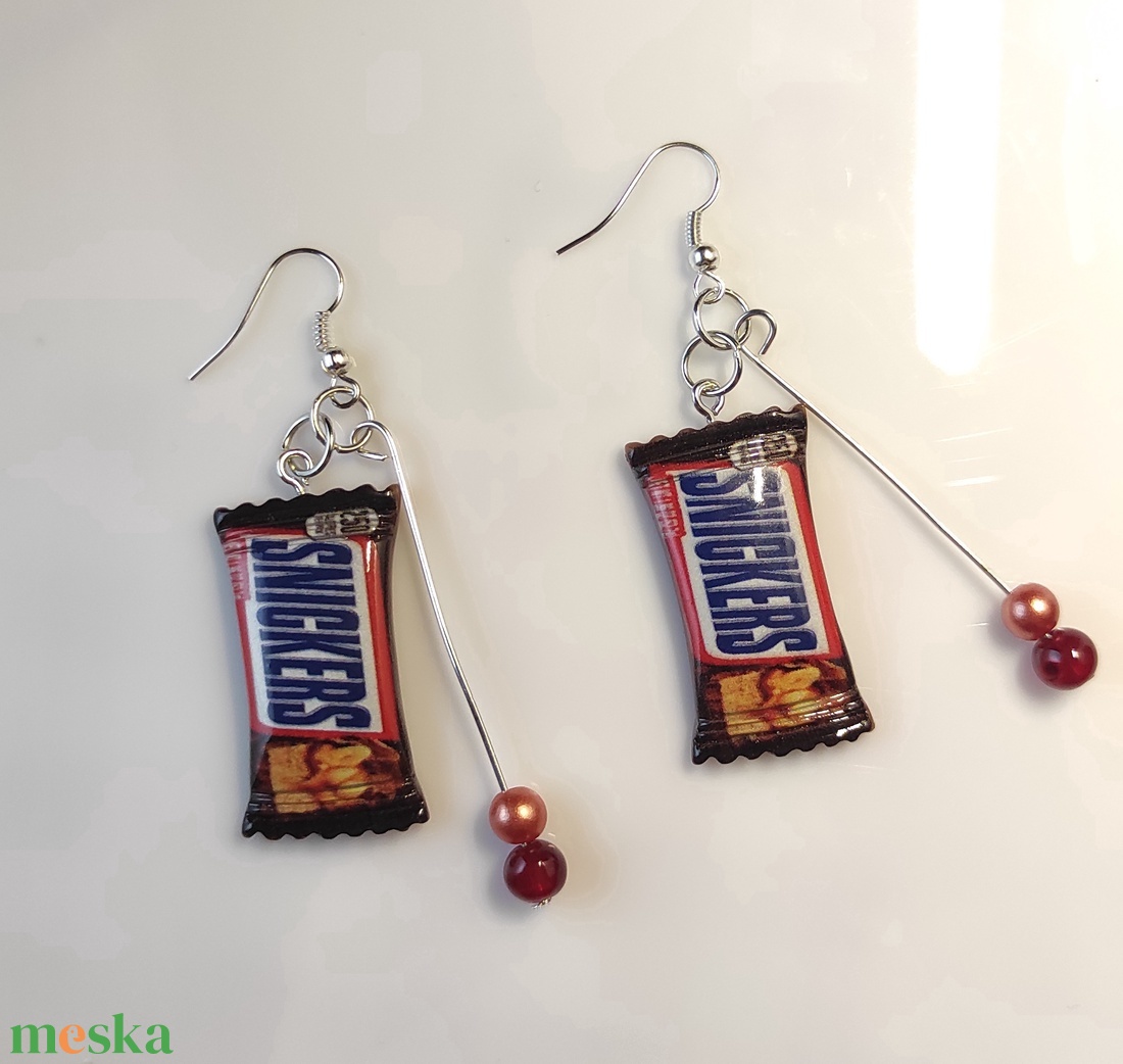 Bohókás Fülbevaló Mini Díszítésekkel - barnás gyöngyökkel, Snickers csokis charmmal. - ékszer - fülbevaló - lógó fülbevaló - Meska.hu