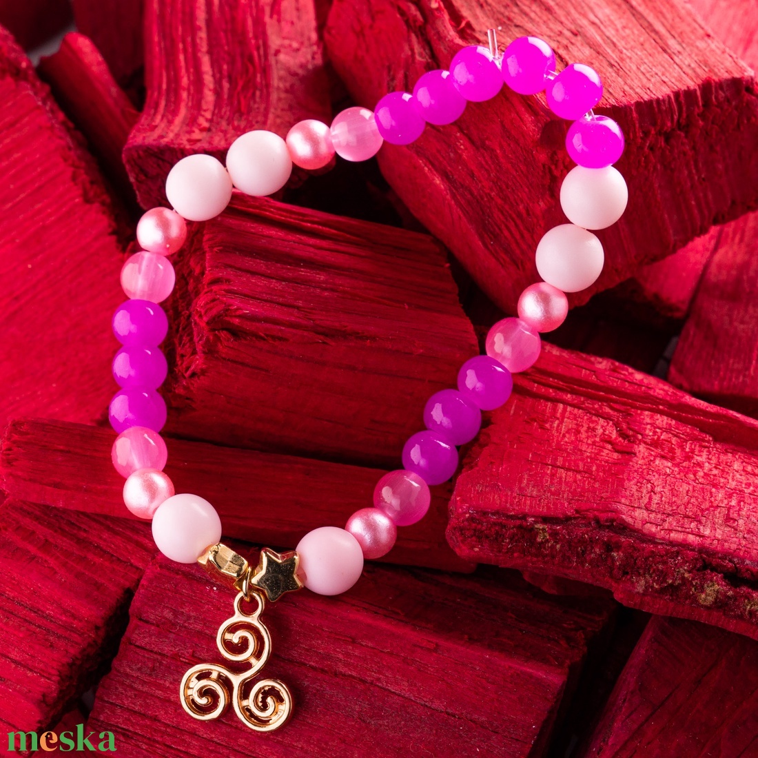 Bohókás Karkötő Mini Díszítésekkel - rózsaszín és pink gyöngyökkel, triskelion charmmal - ékszer - karkötő - gyöngyös karkötő - Meska.hu