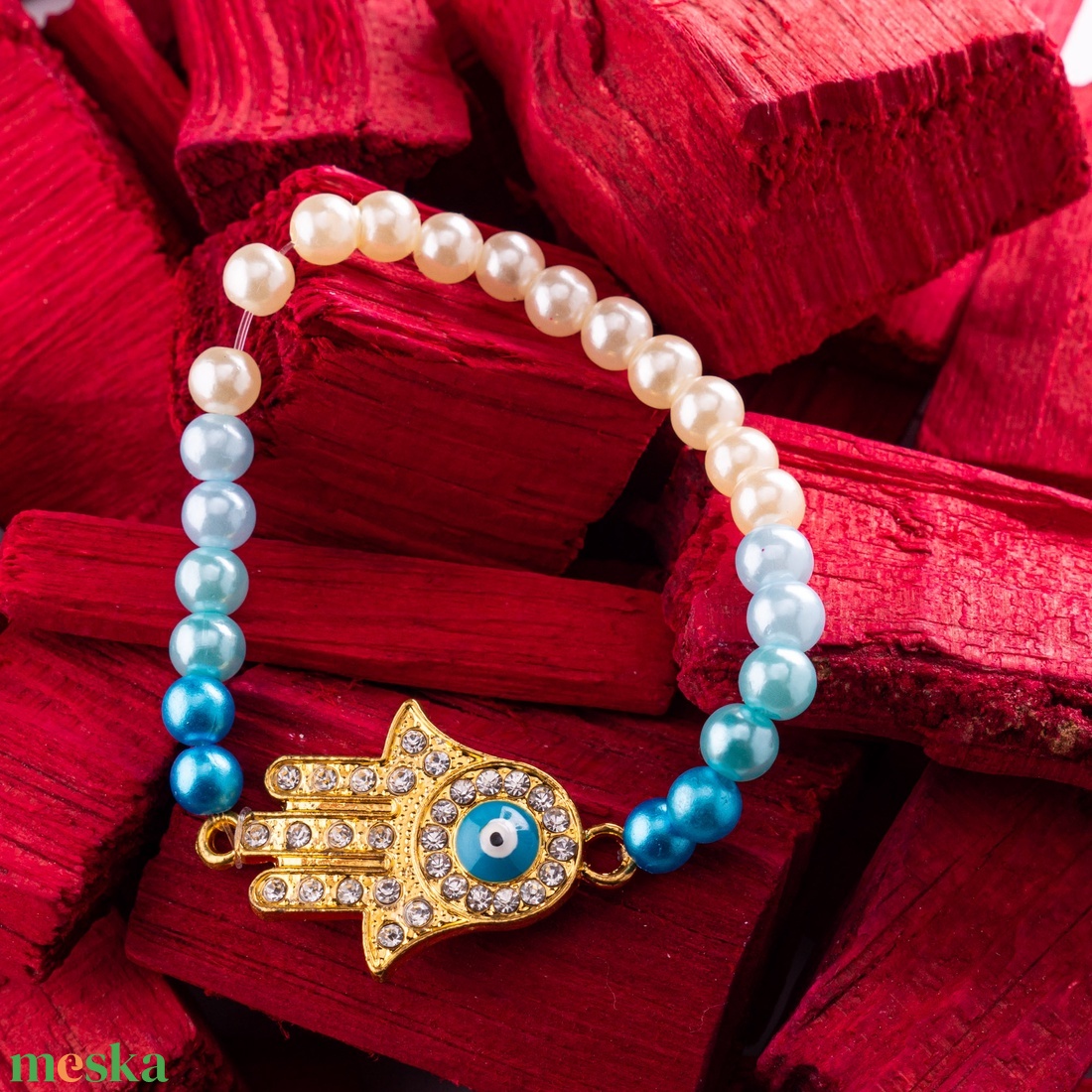 Bohókás Karkötő Mini Díszítésekkel - tűrkíz és fehér színű gyöngyökkel, Fatima keze /Hamsa kéz charmmal - ékszer - karkötő - gyöngyös karkötő - Meska.hu
