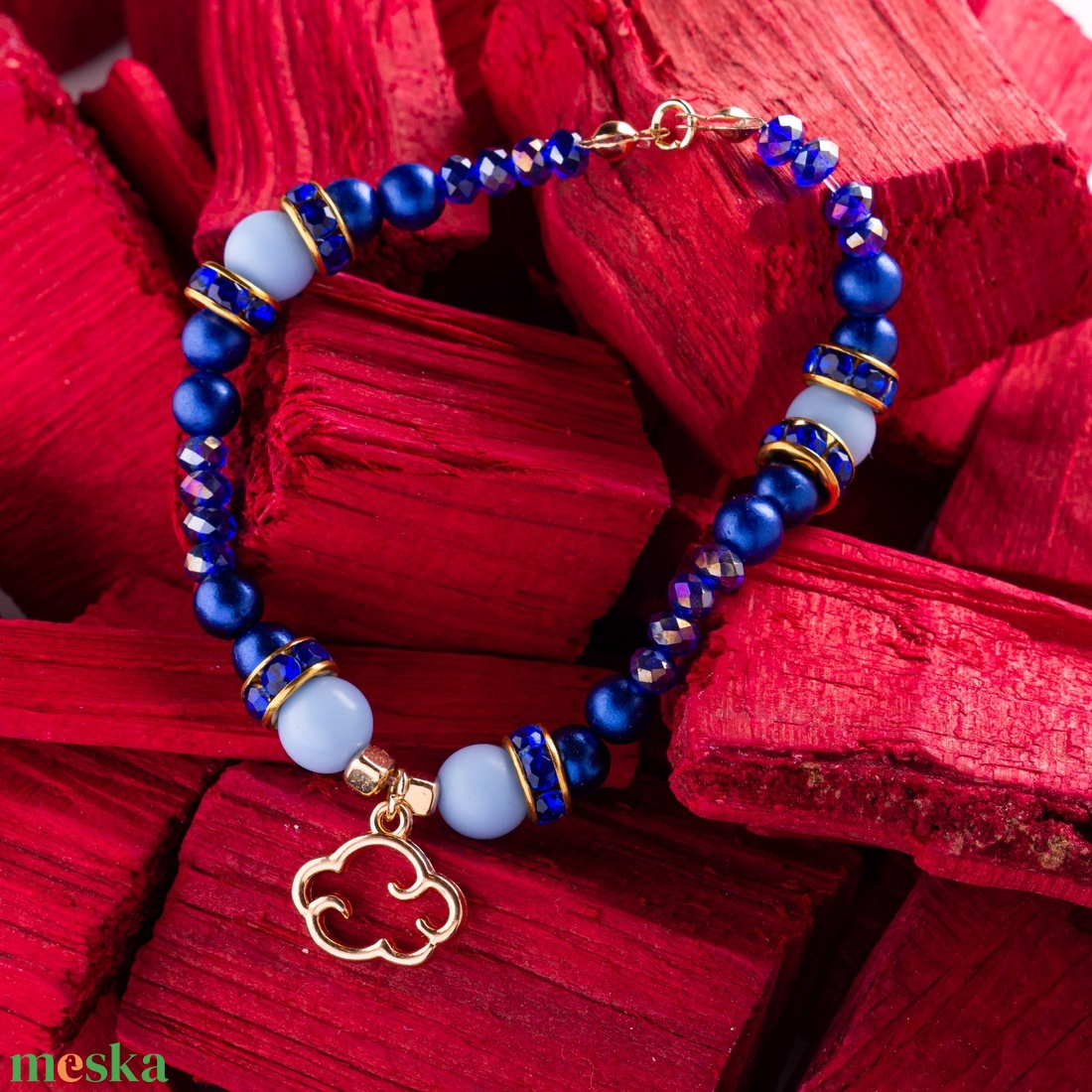Bohókás Karkötő Mini Díszítésekkel - királykék gyöngyökkel, felhő charmmal - ékszer - karkötő - gyöngyös karkötő - Meska.hu