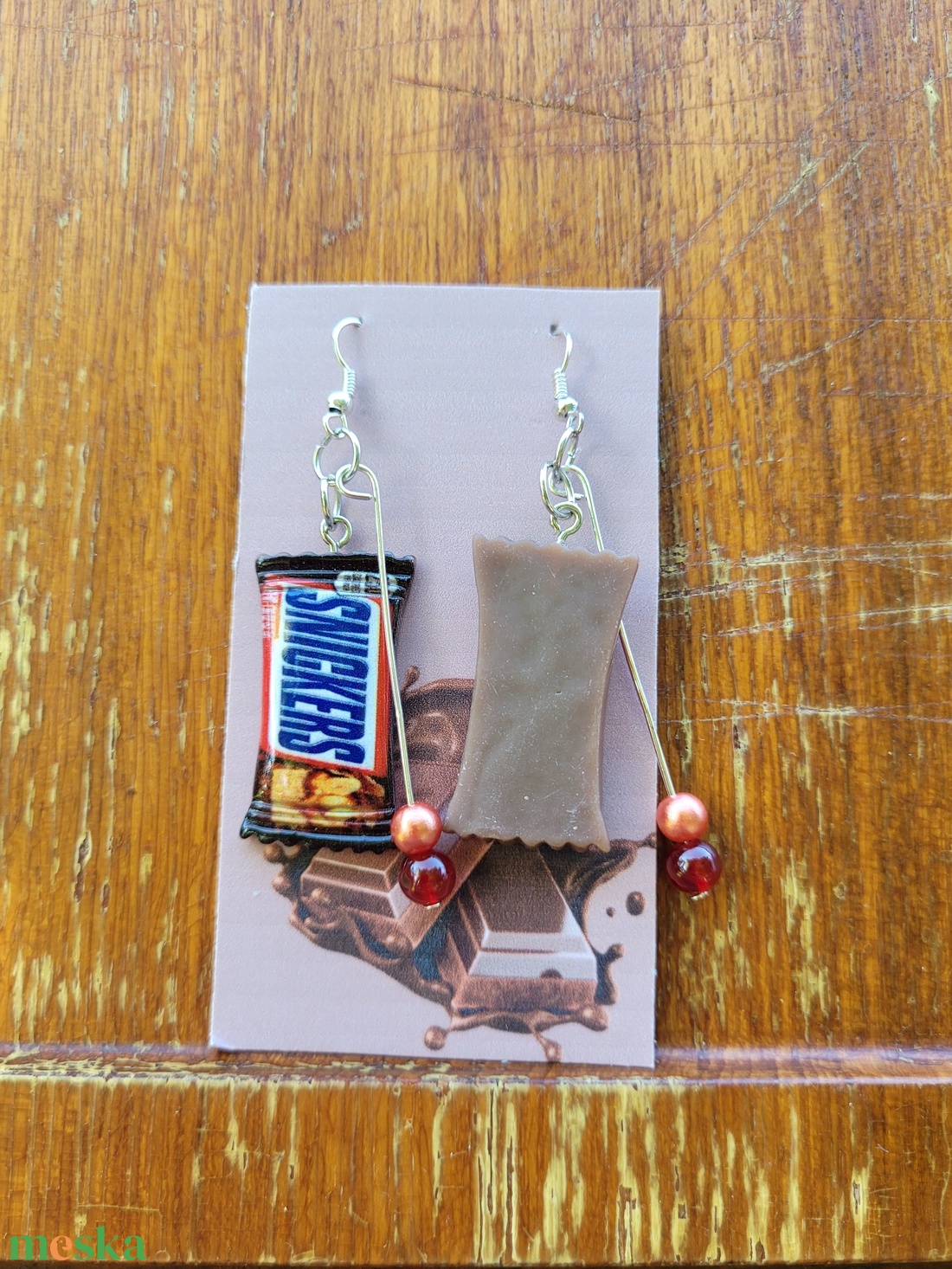 Bohókás Fülbevaló Mini Díszítésekkel - barnás gyöngyökkel, Snickers csokis charmmal. - ékszer - fülbevaló - lógó fülbevaló - Meska.hu Bohókás Fülbevaló Mini Díszítésekkel - barnás gyöngyökkel, Snickers csokis charmmal. - ékszer - fülbevaló - lógó fülbevaló - Meska.hu