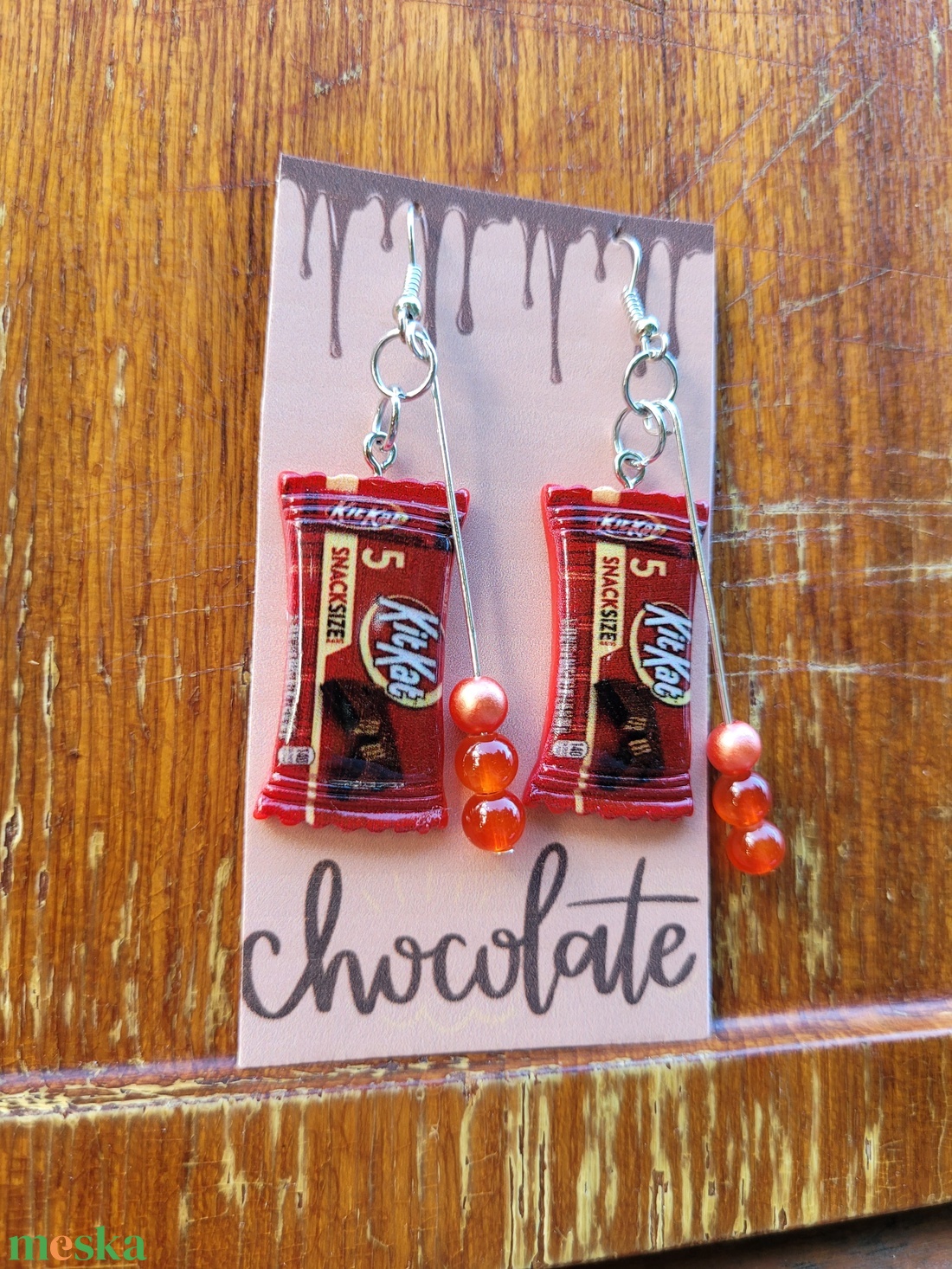 Bohókás Fülbevaló Mini Díszítésekkel - barnás gyöngyökkel, Kitkat csokis charmmal. - ékszer - fülbevaló - lógó fülbevaló - Meska.hu Bohókás Fülbevaló Mini Díszítésekkel - barnás gyöngyökkel, Kitkat csokis charmmal. - ékszer - fülbevaló - lógó fülbevaló - Meska.hu