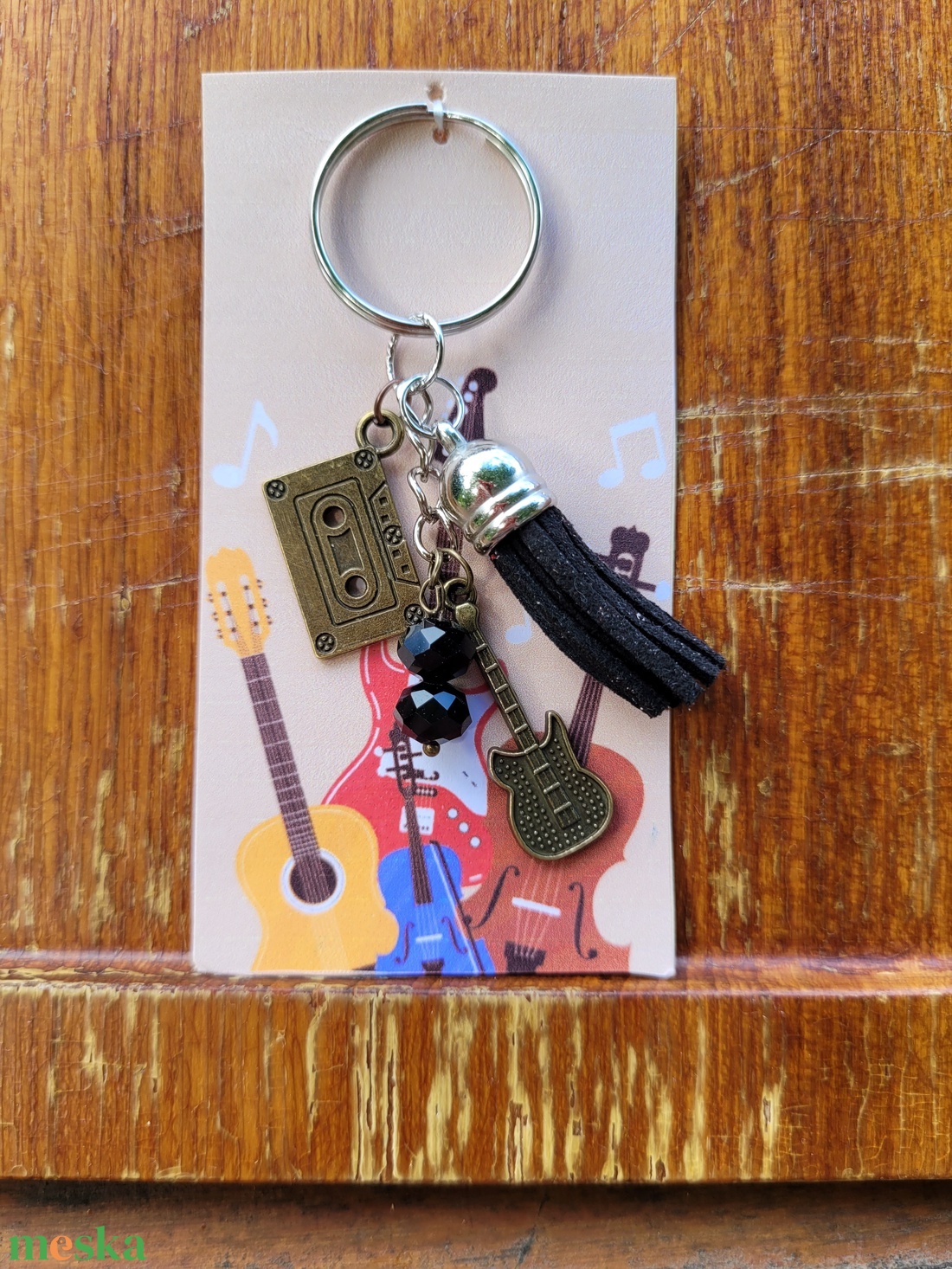 Színes, egyedi kézműves kulcstartó Fekete gyöngyökkel, gitár charmmal és fekete rojttal - táska & tok - kulcstartó & táskadísz - kulcstartó - Meska.hu Színes, egyedi kézműves kulcstartó Fekete gyöngyökkel, gitár charmmal és fekete rojttal - táska & tok - kulcstartó & táskadísz - kulcstartó - Meska.hu