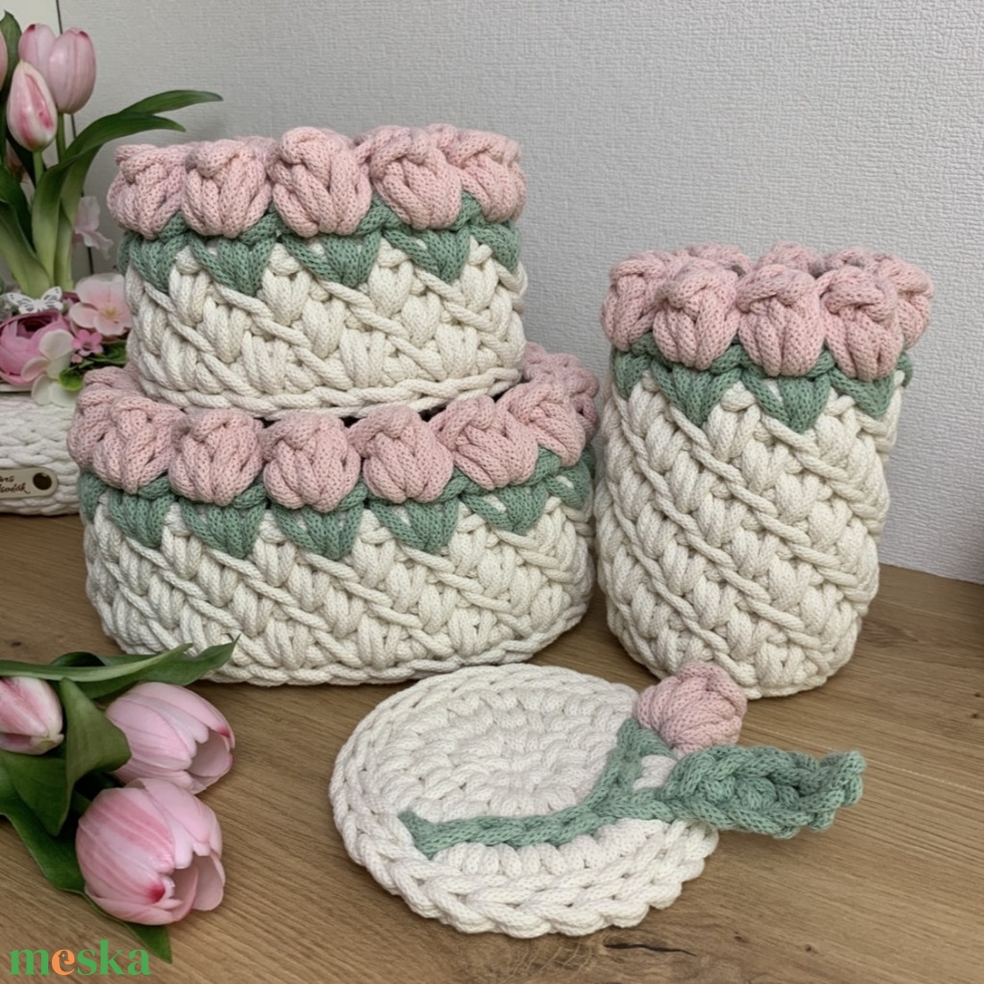 3D tulipános horgolt tároló kosár - Ekrü alap színes virággal, kicsi - otthon & életmód - tárolás & rendszerezés - tárolókosár - Meska.hu