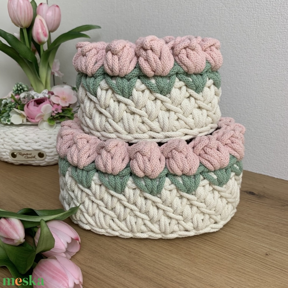 3D tulipános horgolt tároló kosár - Ekrü alap színes virággal, kicsi - otthon & életmód - tárolás & rendszerezés - tárolókosár - Meska.hu