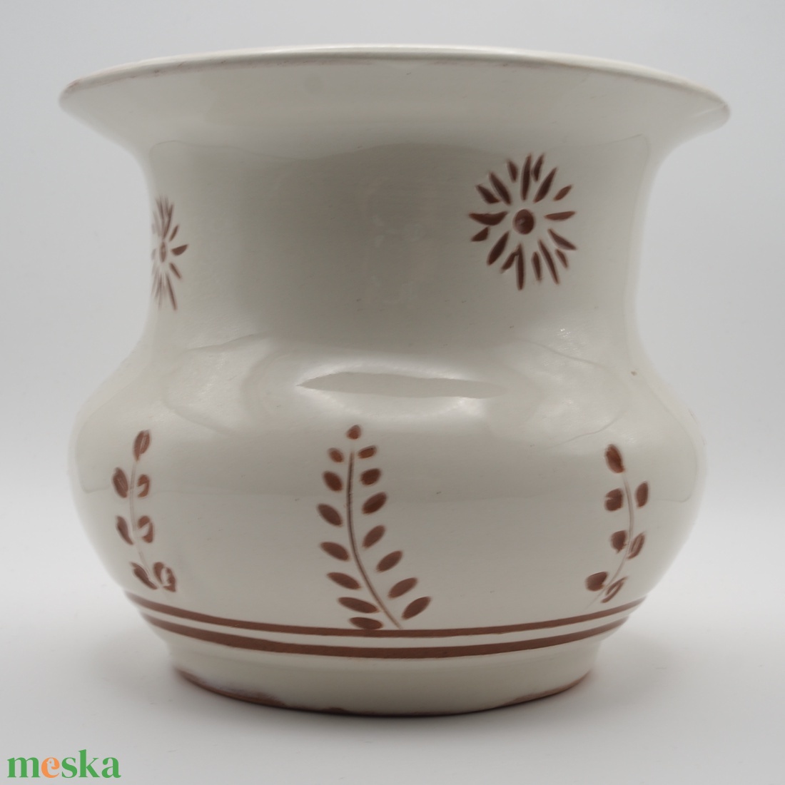 Kézzel készült fehér kerámia váza rusztikus növényi mintával - otthon & életmód - dekoráció - dísztárgy - Meska.hu