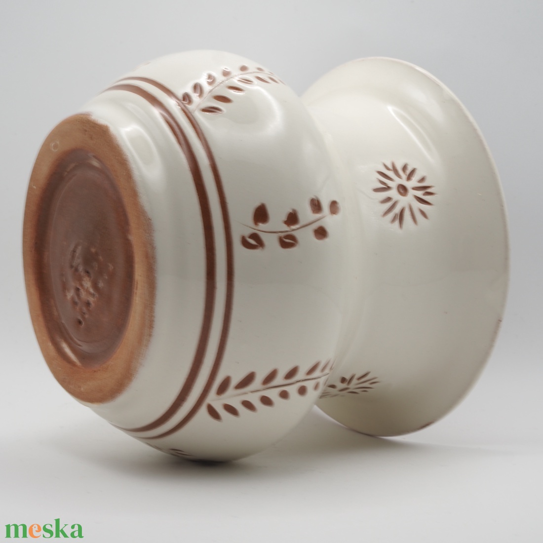 Kézzel készült fehér kerámia váza rusztikus növényi mintával - otthon & életmód - dekoráció - dísztárgy - Meska.hu