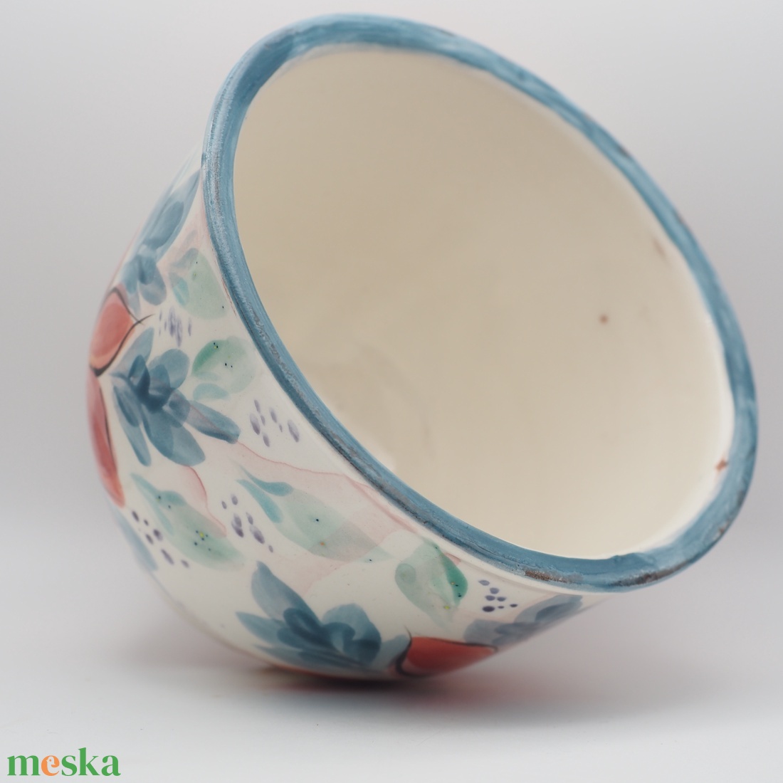 Korongozott, piros virágmintával díszített kerámia tál kék levelekkel - otthon & életmód - dekoráció - asztal és polc dekoráció - dekorációs tál, tartó - Meska.hu