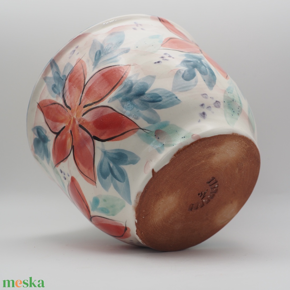 Korongozott, piros virágmintával díszített kerámia tál kék levelekkel - otthon & életmód - dekoráció - asztal és polc dekoráció - dekorációs tál, tartó - Meska.hu