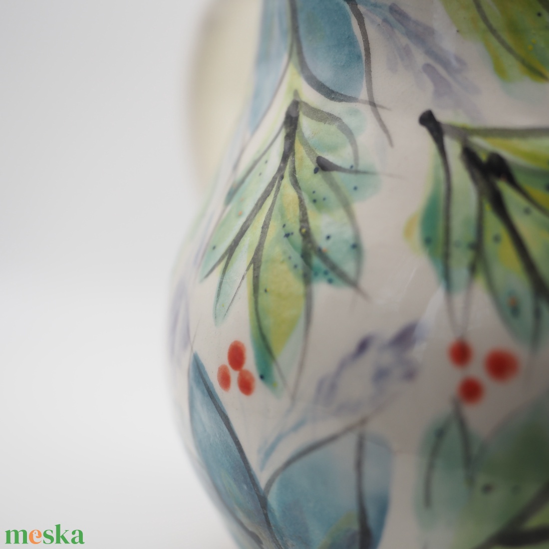 Korongozott, kék virágmintával díszített kerámia kancsó kékeszöld levelekkel - otthon & életmód - dekoráció - asztal és polc dekoráció - dekorációs tál, tartó - Meska.hu