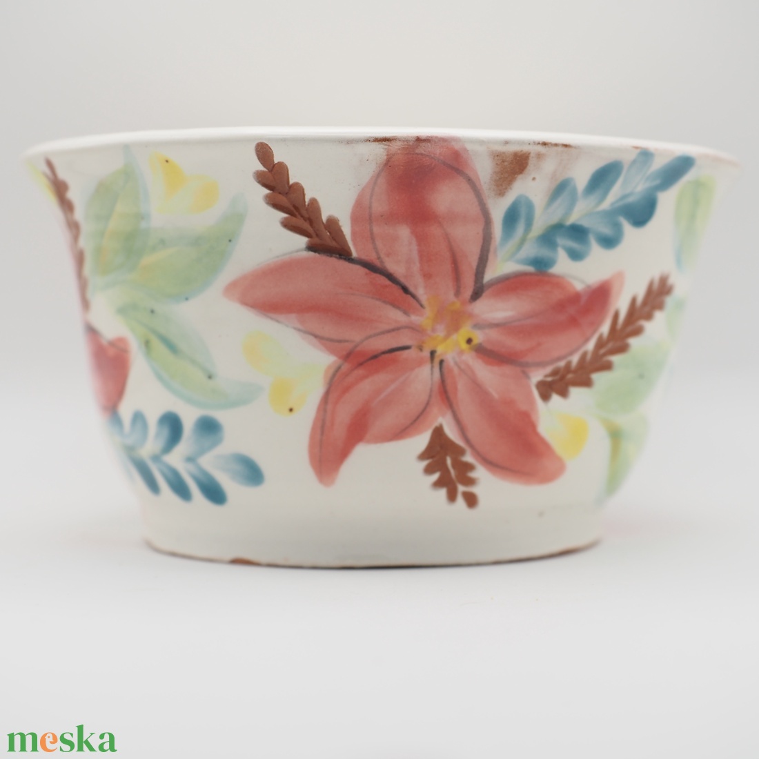 Korongozott, piros virágmintával díszített kerámia tál  metszett levelekkel - otthon & életmód - dekoráció - asztal és polc dekoráció - dekorációs tál, tartó - Meska.hu