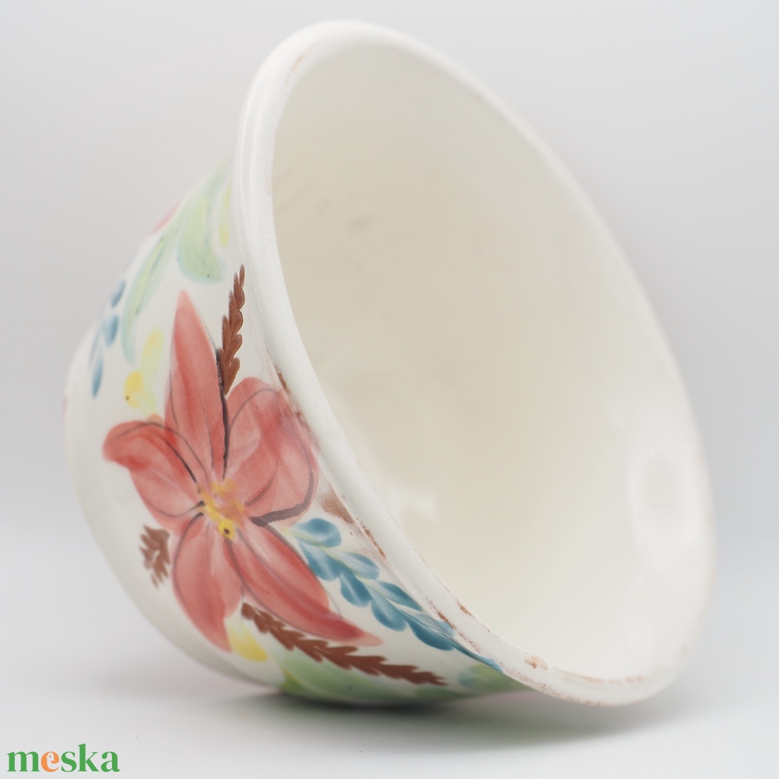 Korongozott, piros virágmintával díszített kerámia tál  metszett levelekkel - otthon & életmód - dekoráció - asztal és polc dekoráció - dekorációs tál, tartó - Meska.hu