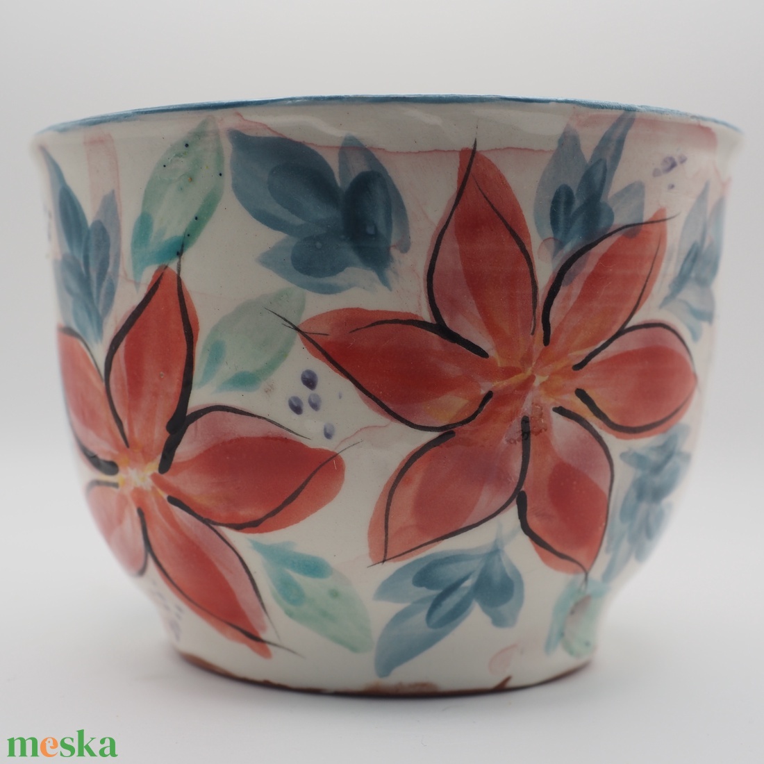 Korongozott, piros virágmintával díszített kerámia tál kék levelekkel - otthon & életmód - dekoráció - asztal és polc dekoráció - dekorációs tál, tartó - Meska.hu