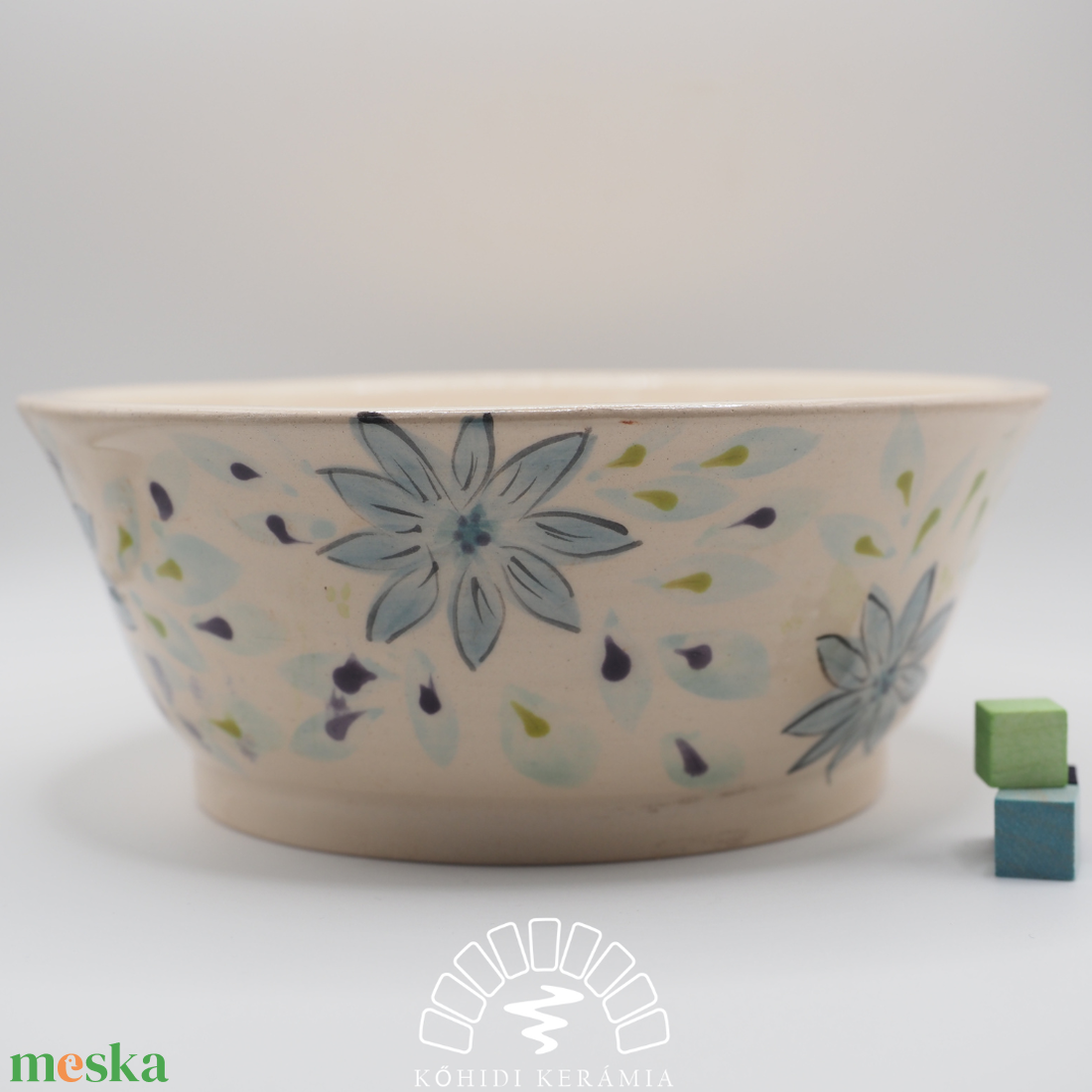 Korongozott, pasztell kék virágmintával díszített kerámia tál   - otthon & életmód - dekoráció - asztal és polc dekoráció - dekorációs tál, tartó - Meska.hu